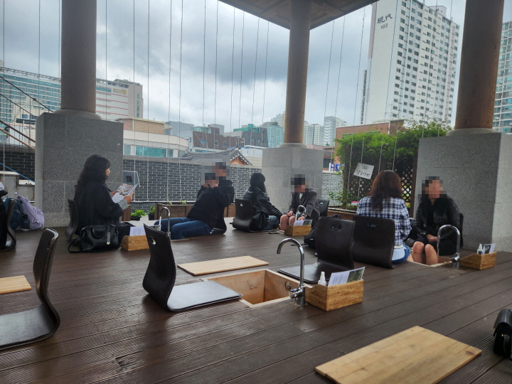 더운 날씨는 사람들의 건강과 일상생활에 큰 영향을 미칩니다.